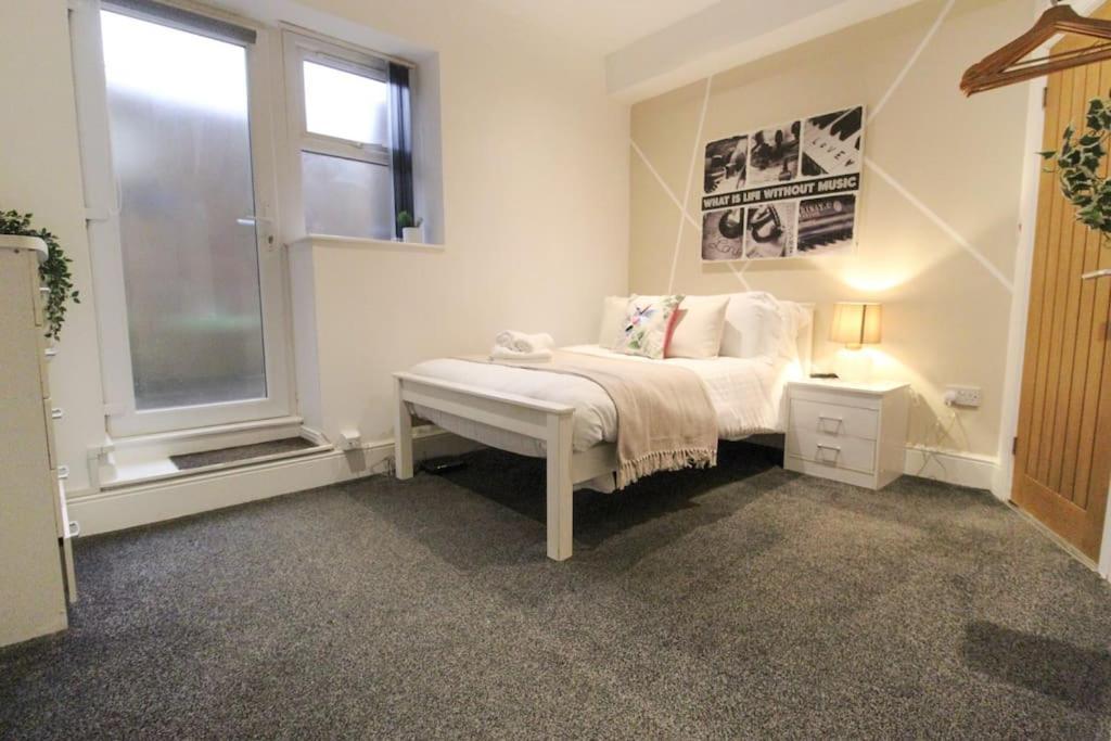 Spacious 1 Bed Apartment 1 Minute Walk From Square Νότιγχαμ Εξωτερικό φωτογραφία